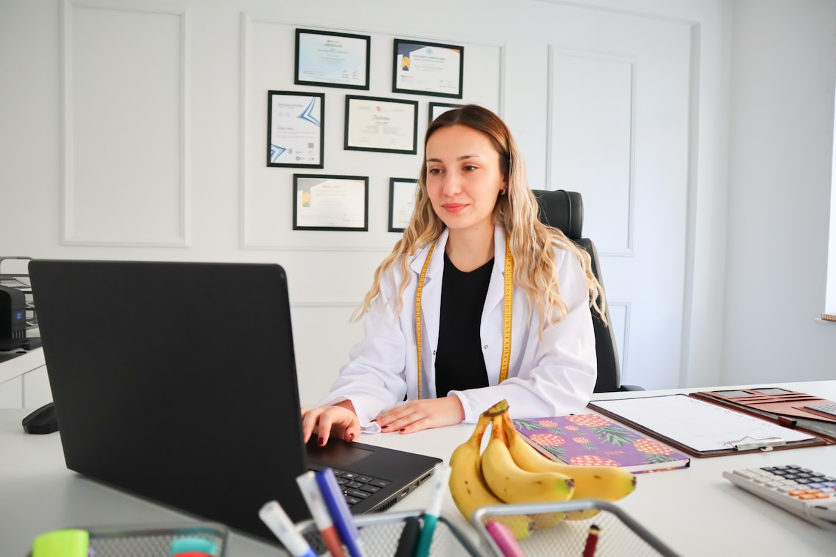 Consultor nutricional en línea ayudando a clientes